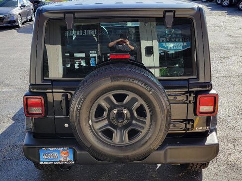 Used 2018 Jeep Wrangler Unlimited Sport image 25