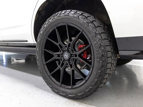 Used 2025 Cadillac Escalade V AWD/4WD image 21