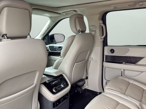 Used 2018 Lincoln Navigator Select AWD/4WD image 28
