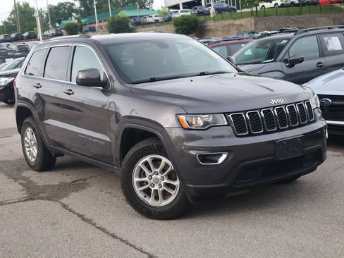 Used 2019 Jeep Grand Cherokee Laredo w/ Security & Convenience Group AWD/4WD image 2