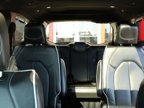 Used 2025 Chrysler Pacifica Limited FWD image 39