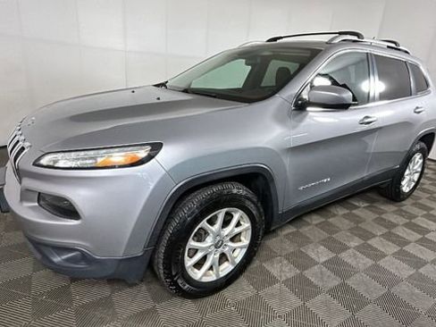 Used 2016 Jeep Cherokee Latitude w/ Cold Weather Group AWD/4WD image 7