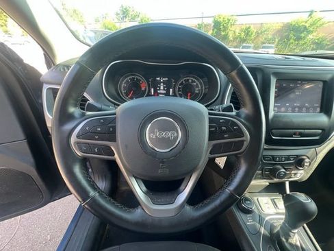 Used 2019 Jeep Cherokee Latitude w/ Cold Weather Group AWD/4WD image 28