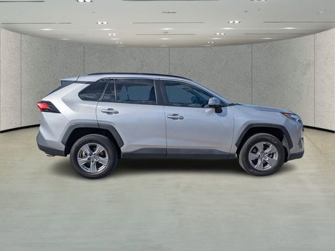 Used 2022 Toyota RAV4 XLE w/ Convenience Package image 2