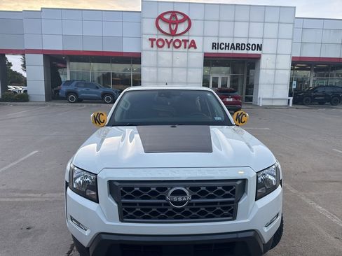 Used 2024 Nissan Frontier SV AWD/4WD image 2
