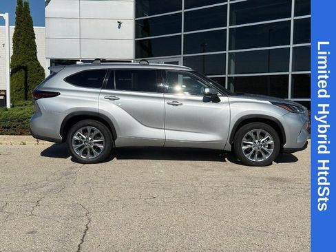 Used 2024 Toyota Highlander Limited FWD image 2