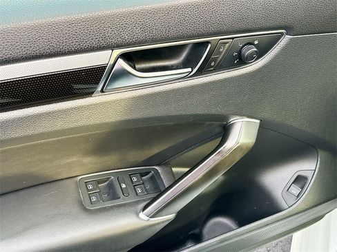 Used 2019 Volkswagen Passat 2.0T SE R-Line image 21