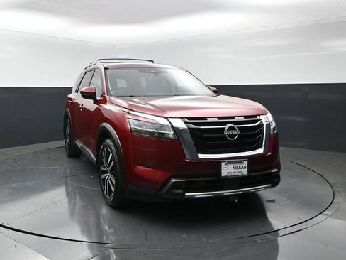 Used 2024 Nissan Pathfinder Platinum FWD image 5