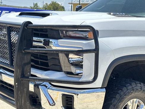 Used 2024 Chevrolet Silverado 2500 LT AWD/4WD image 2