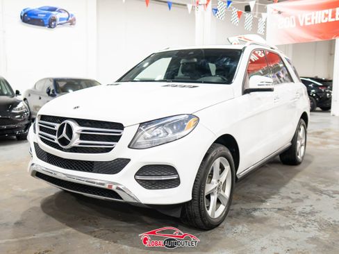 Used 2019 Mercedes-Benz GLE 400 4MATIC w/ Premium 1 Package image 3
