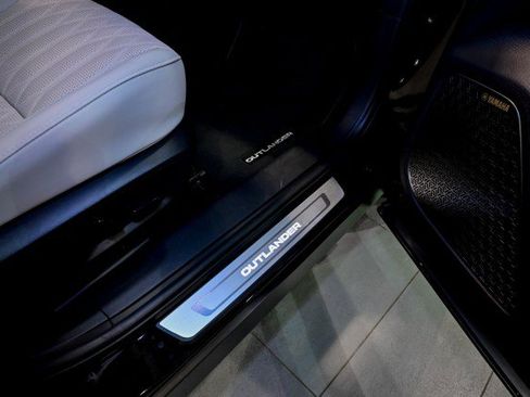 Used 2025 Mitsubishi Outlander AWD image 29