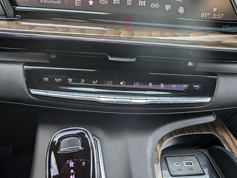 Certified 2024 Cadillac Escalade Premium Luxury Platinum AWD/4WD image 25