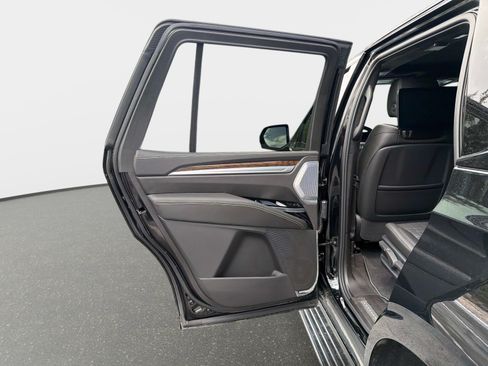 Used 2025 Cadillac Escalade Sport Platinum AWD/4WD image 31