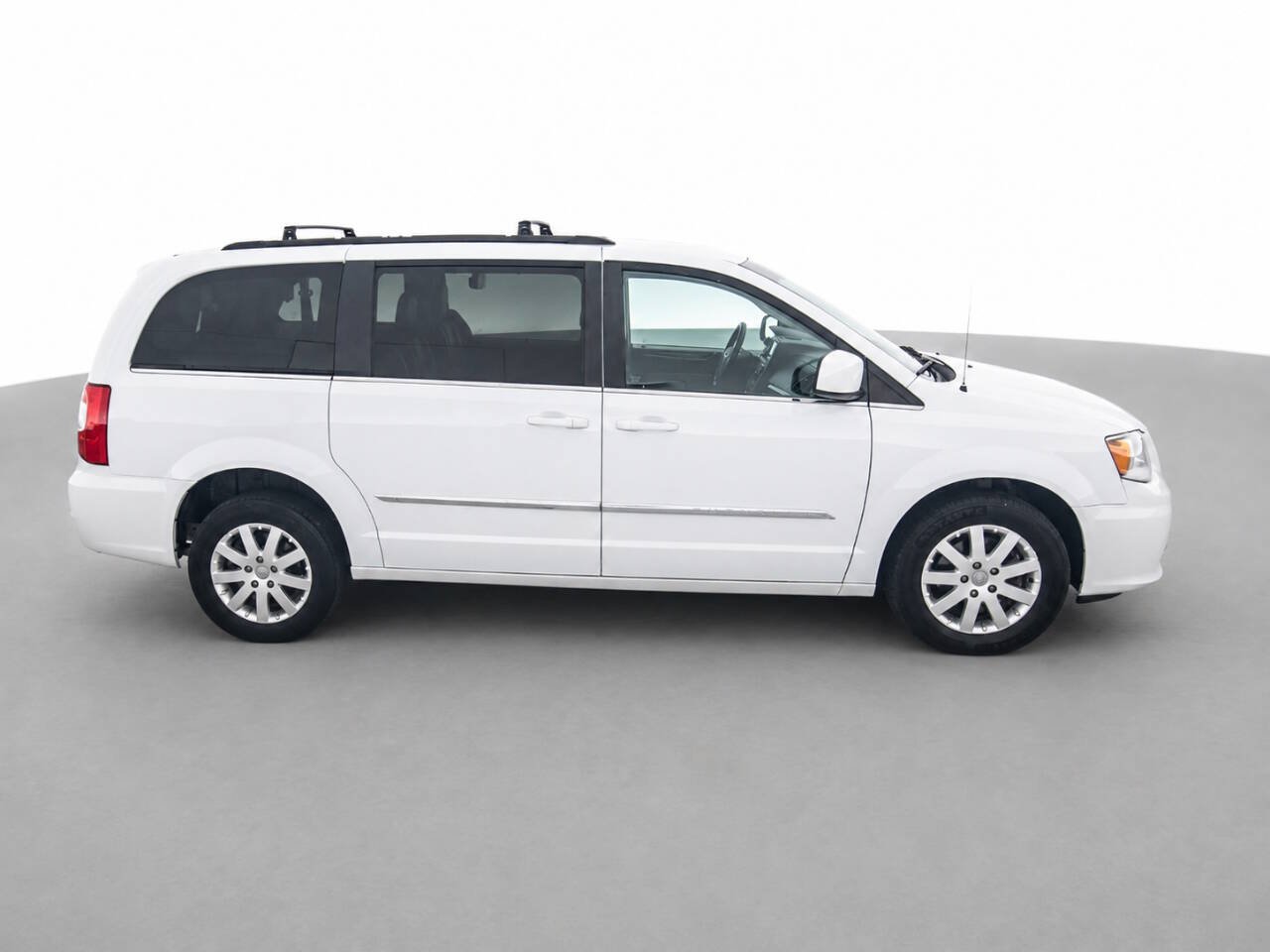 Used 2016 Chrysler Town & Country Touring FWD image 4