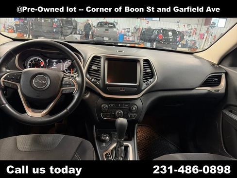 Used 2016 Jeep Cherokee Latitude w/ Cold Weather Group AWD/4WD image 18