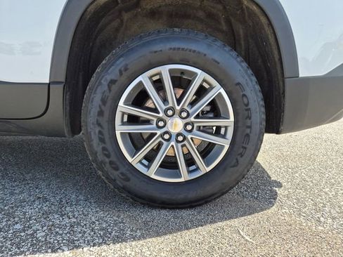 Used 2023 Chevrolet Traverse LT FWD image 9