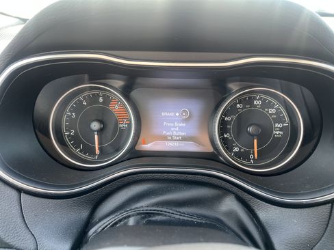 Used 2019 Jeep Cherokee Trailhawk w/ Cold Weather Group image 18