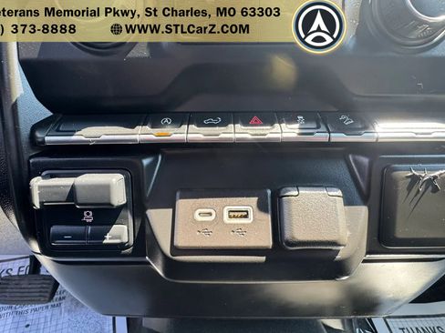 Used 2021 Chevrolet Silverado 1500 Custom Trail Boss AWD/4WD image 14