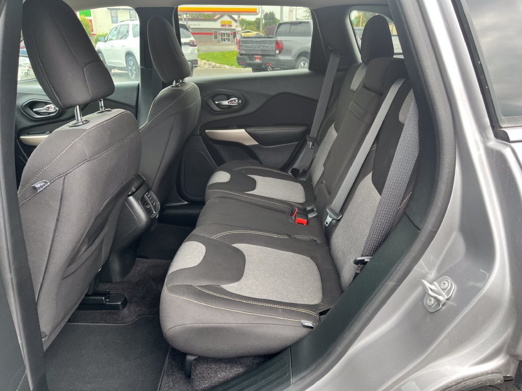 Used 2018 Jeep Cherokee Latitude w/ Safety Group AWD/4WD image 18