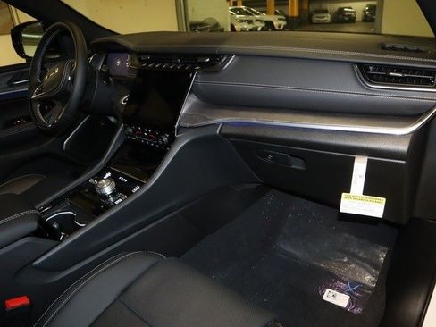 New 2023 Jeep Grand Cherokee Overland w/ Adv Protech Group III image 23