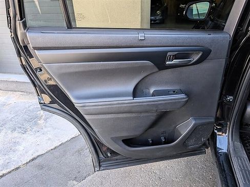 Used 2025 Toyota Highlander XLE AWD/4WD image 26
