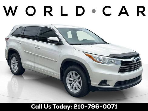 Used 2016 Toyota Highlander LE FWD image 1
