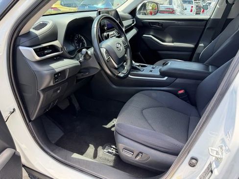 Used 2023 Toyota Highlander LE FWD image 11