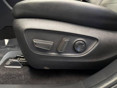 Used 2024 Toyota Highlander XLE image 12