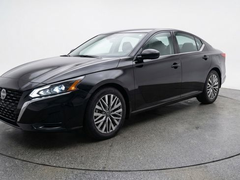 Used 2025 Nissan Altima 2.5 SV FWD image 3