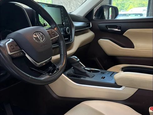 Used 2020 Toyota Highlander XLE FWD image 4