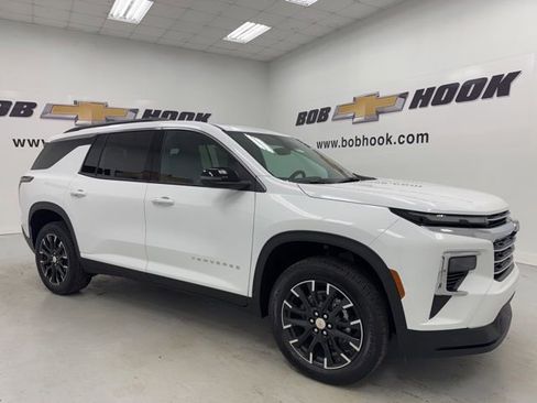 New 2026 Chevrolet Traverse LT w/ Sun and Wheel Package AWD/4WD image 3