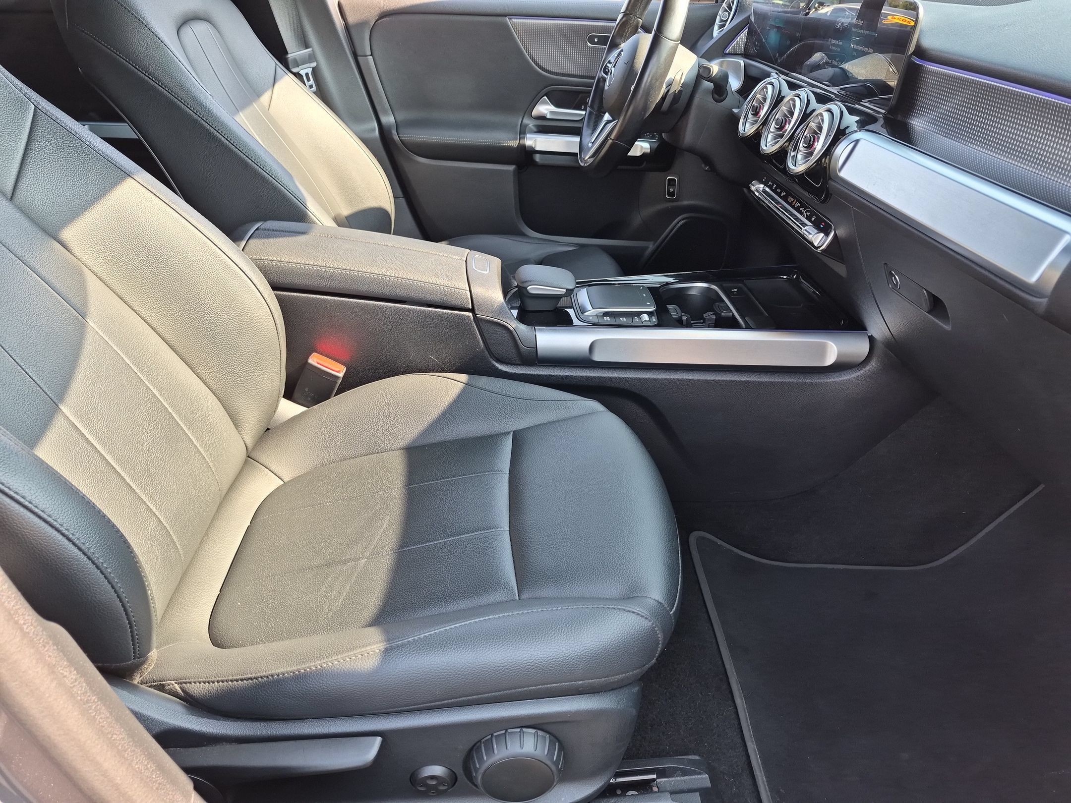 Used 2022 Mercedes-Benz EQB 350 4MATIC image 36