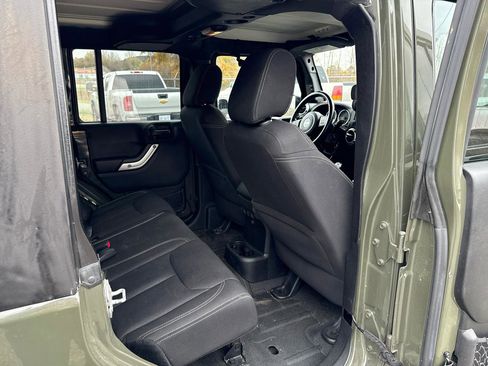 Used 2015 Jeep Wrangler Unlimited Rubicon w/ Connectivity Group AWD/4WD image 14