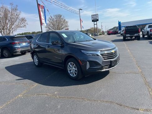Used 2023 Chevrolet Equinox LT image 2