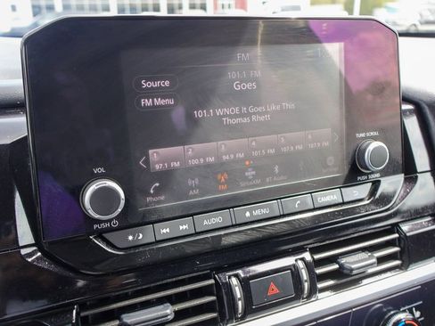 Used 2025 Nissan Pathfinder SV image 5