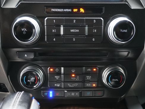 Used 2015 Ford F150 Platinum w/ Equipment Group 701A Luxury AWD/4WD image 23