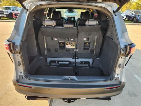 Used 2023 Toyota Sienna XLE Woodland Edition image 19