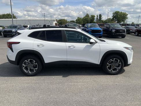 Used 2025 Chevrolet Trax LT w/ LT Convenience Package FWD image 14