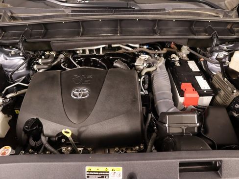 Used 2022 Toyota Highlander LE image 19
