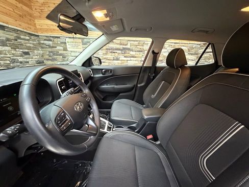 Used 2024 Hyundai Venue Limited image 11