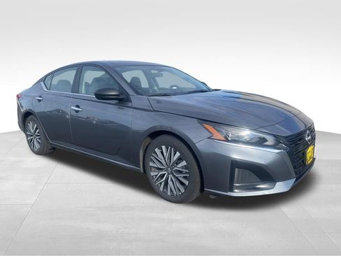 Used 2025 Nissan Altima 2.5 SV FWD image 8