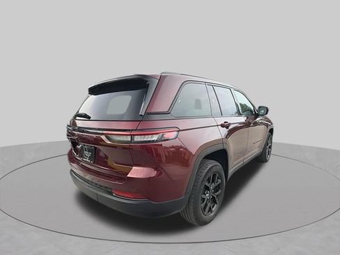 Used 2025 Jeep Grand Cherokee Altitude RWD image 3