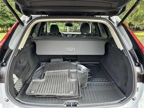 Certified 2025 Volvo XC60 T8 Plus w/ Protection Package Premier image 27