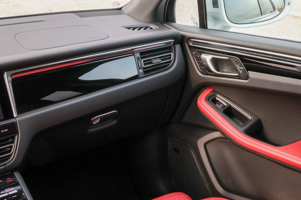 Certified 2026 Porsche Macan AWD/4WD image 42