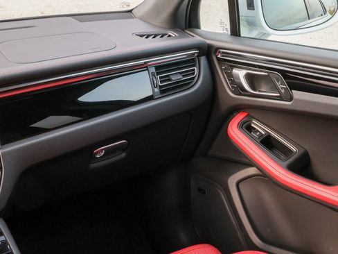 Certified 2026 Porsche Macan AWD/4WD image 42