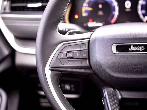 New 2025 Jeep Grand Cherokee Altitude image 22