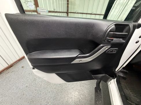 Used 2017 Jeep Wrangler Unlimited Rubicon w/ Connectivity Group AWD/4WD image 7