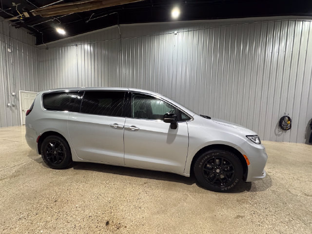Used 2024 Chrysler Pacifica Touring-L FWD image 5