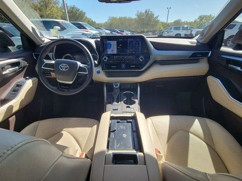 Used 2022 Toyota Highlander Platinum image 2
