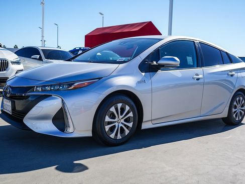 Used 2021 Toyota Prius Prime XLE w/ Carpet Mat Package (TMS) image 3